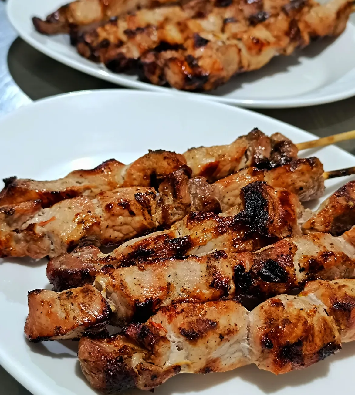 Ψητά χοιρινά σουβλάκια σε λευκά πιάτα στον Μπάμπη στον Πλάτανο Τρικάλων